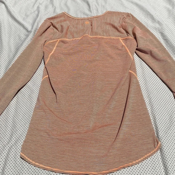 🌸Athleta long sleeve orange and gray top with thumb holes size small - Picture 2 of 11